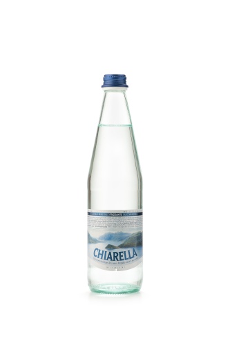 Вода Кьярелла в белой стеклянной бутылке газ 0,5л